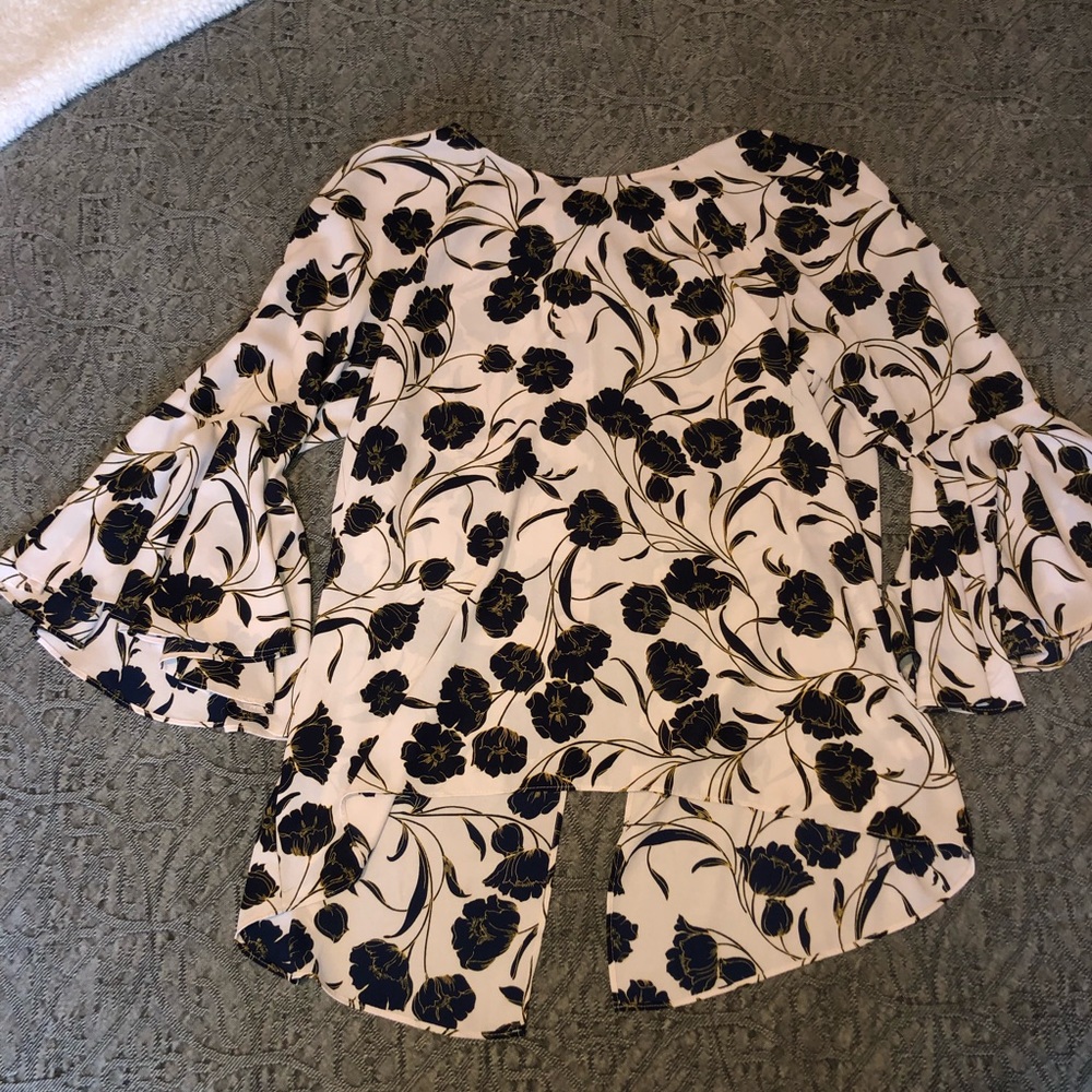 Lauren Conrad Open back belle sleeved blouse!